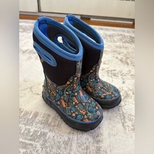 Boys Construction Print Bogs Winter Boots Black/Blue/Orange Toddler US 7 (EU 23)